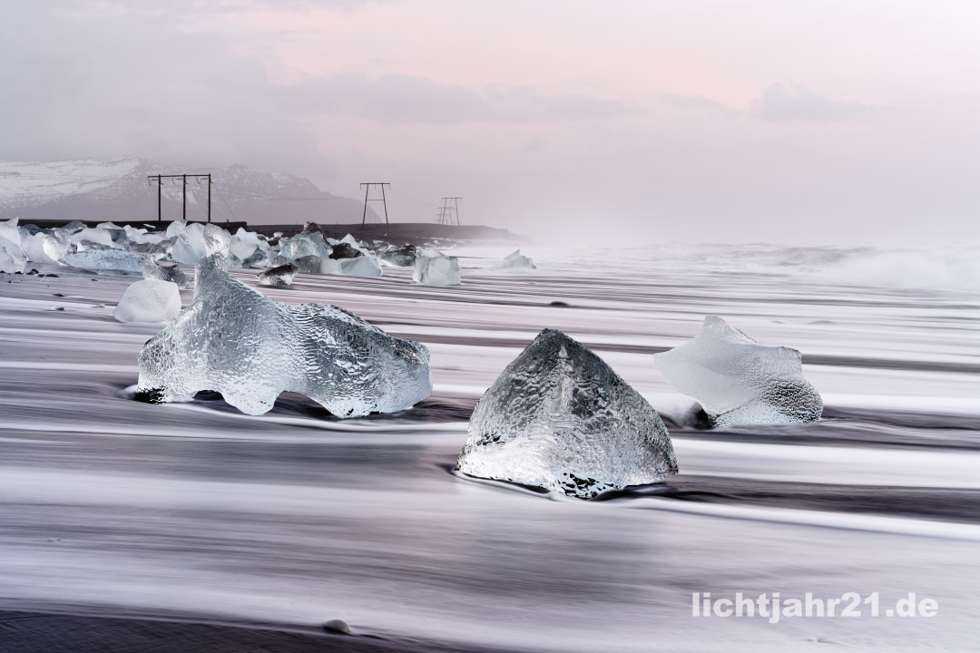 Morgenlicht am schwarzen Eisstrand in Island